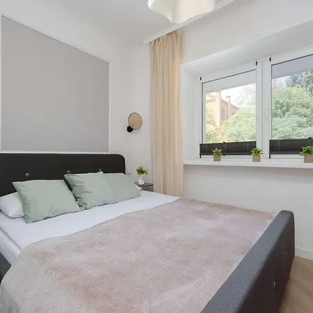 Modern Near Downtown By Renters 바르샤바