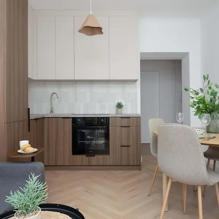 Modern Near Downtown By Renters 바르샤바